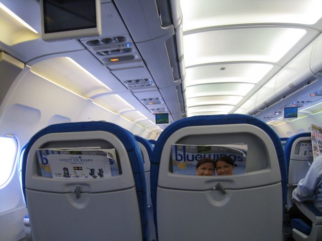 日本〜ヘルシンキ間の飛行機とは、うってかわって、ゆったりとした機内。<br />まあ、日本〜ヘルシンキ間は、ほぼ満員で窮屈だったのに比べ、ヘルシンキ〜パリは、結構すいてたしね。<br />ビジネスマンの方も多かったです。<br />パリ〜ヘルシンキ間は約３時間のフライトです。