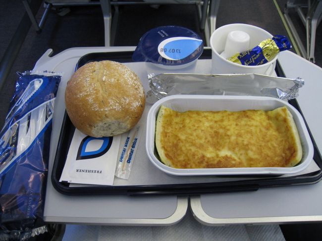 機内の軽食です。<br />フィンランド航空の機内食は、結構気にいりました。<br />カップにはいってるフィンランドのチョコが、かなりおいしかったです。<br />ですが、日本茶や紅茶は磯の風味がしました。<br />コーヒーは大丈夫でしたが。ヽ(。´口｀)ﾉ ﾅｾﾞ?