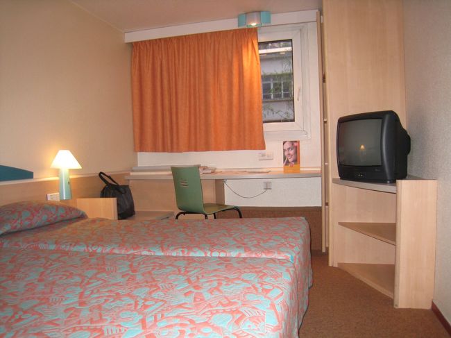 １８：００ごろ（フランス時間）に、シャルル・ド・ゴール空港到着。荷物がすごく早く流れてきて、「どんだけ仕事速いんだ！？」とか思いました。|ω･`)<br />その後、渋滞の時間だったため１時間くらいかけて、北から南へパリ市内を抜けて、本日のホテル、イビスアレシアに到着です。