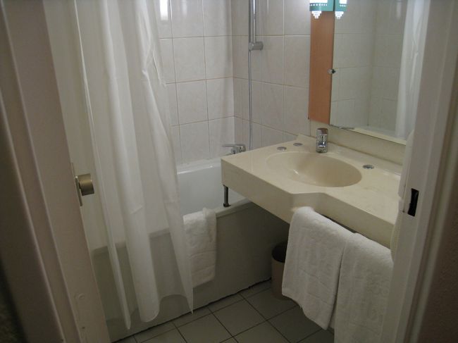 ホテルのお風呂と洗面台。扉で見えませんが、左にトイレがあります。<br />イビスは、あまりよくないと聞いてましたが、確かに。<br />トイレの水流すスイッチは怪しかったが、お湯はちゃんと出たし、まあまあ清潔な室内でした。ドライヤーは壊れてましたが、フロントで貸してくれるそうです。