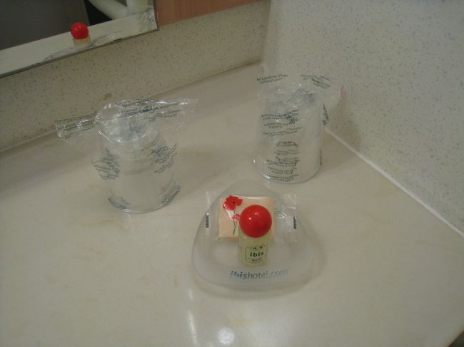 ホテルのアメニティー。<br />コップとシャンプーと石鹸。