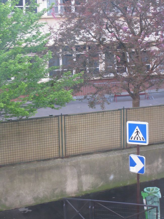 朝起きた時に、部屋の窓から。<br />もしかしたら、向かいの建物は小学校か何かだったのかも。<br />お母さんやお父さんと手をつないだ子供が何人か歩いてました。<br />フランスでは、学校まで親が必ず送り迎えをするそうです。