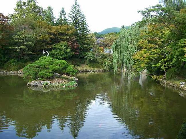 反射<br /><br /><br />入口すぐ奥の左手には池が広がっていました。<br />風もなかったので、水面には反射して景色が映っていました。<br /><br /><br />■Photolibrary<br />http://www.photolibrary.jp/img61/69_186632.html