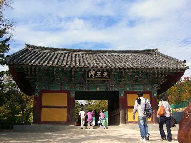 天王門<br /><br /><br />正門を通って２つめの門は「天王門」という門でした。<br /><br /><br />■Photolibrary<br />http://www.photolibrary.jp/img61/69_186645.html