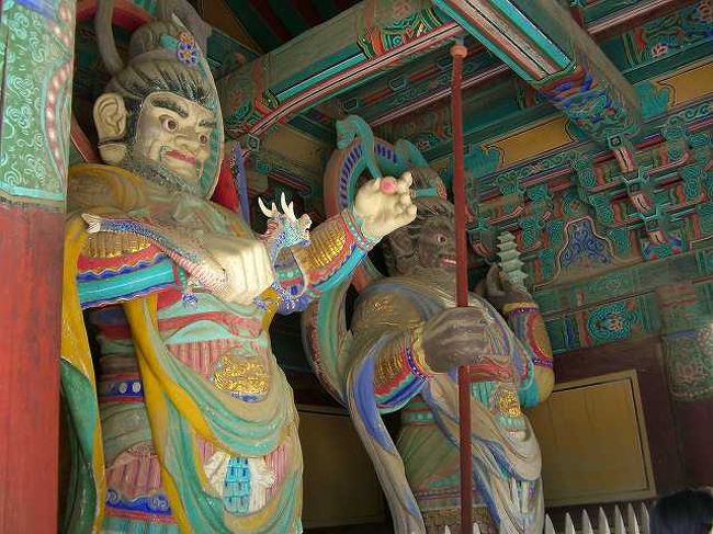 四天王<br /><br /><br />日本では仁王像が多いようですが、ここでは左右に２体づつ並んでいます。<br />これってちょっとかなり人間っぽいのですが、四天王なんでしょうか？