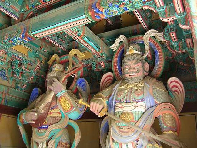 四天王<br /><br /><br />今度は左側奥から撮ったものです。<br />左右の4体ともすべて表情が違います。<br /><br /><br />■Photolibrary<br />http://www.photolibrary.jp/img61/69_186932.html