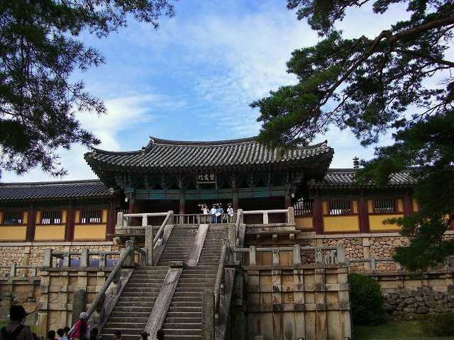 本堂へ<br /><br /><br />いよいよ世界遺産・仏国寺（ブルククサ／Bulguksa）の本堂がある所まで来ました。<br />正面の階段は策がしてあって登ることができませんでした。<br />右側から階段を上ります。<br /><br /><br />■Photolibrary<br />http://www.photolibrary.jp/img61/69_186938.html