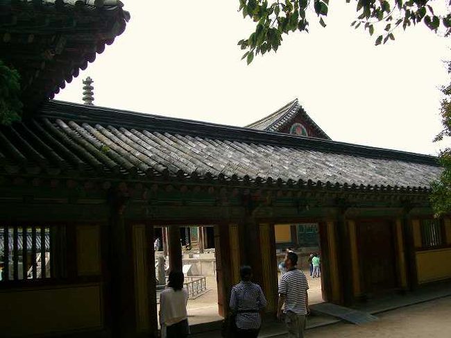 境内へ<br /><br /><br />世界遺産・仏国寺（ブルククサ／Bulguksa）正面右手の門から本堂の境内に入ります。