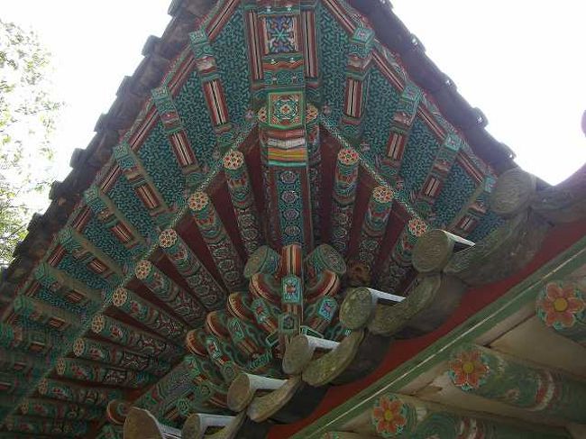 本堂境内<br /><br /><br />世界遺産・仏国寺（ブルククサ／Bulguksa）本堂回廊の屋根を見上げた写真です。