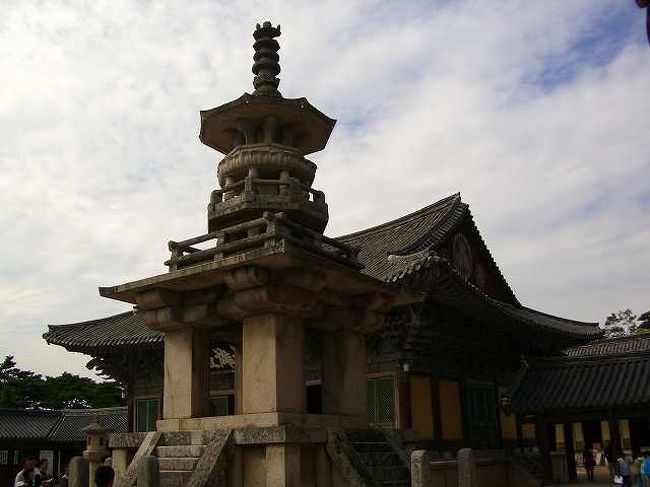 本堂境内<br /><br /><br />仏国寺（ブルククサ／Bulguksa）本堂とその前にある灯籠のような物です。