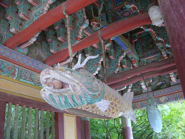 木魚<br /><br /><br />仏国寺（ブルククサ／Bulguksa）本堂の回廊にあった木魚（とでも言いましょうか？）です。<br />日本では見たことがありませんね。<br /><br /><br />■Photolibrary<br />http://www.photolibrary.jp/img61/69_186942.html