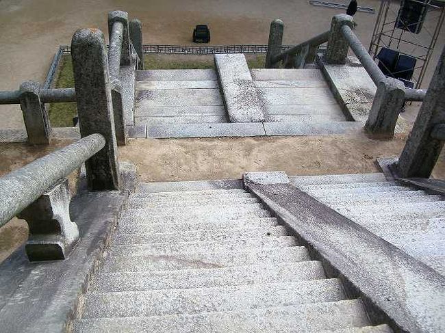 階段<br /><br /><br />仏国寺（ブルククサ／Bulguksa）本堂正門側から通れなかった階段を見下ろしてみました。