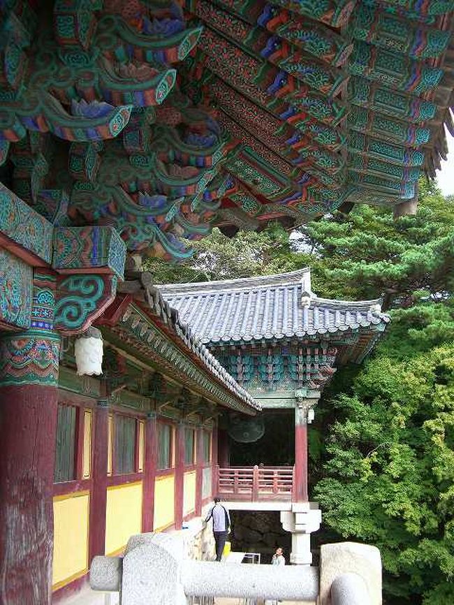 回廊の外壁<br /><br /><br />仏国寺（ブルククサ／Bulguksa）本堂正門から見た本堂回廊の外壁です。