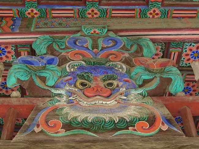 色遣い<br /><br /><br />そして、その門の中央部にはこのような生き物？が１体いました。<br />やっぱり色遣いは韓国独特です。