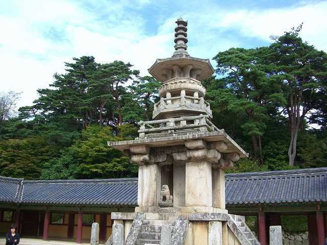 灯籠<br /><br /><br />仏国寺（ブルククサ／Bulguksa）本堂の境内にはこの灯籠のような物が何カ所かにありました。<br />形は何種類かあり、全体的に違うようです。<br /><br /><br />■Photolibrary<br />http://www.photolibrary.jp/img61/69_188284.html