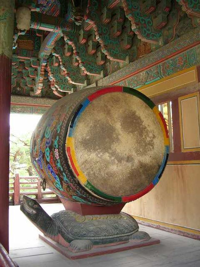 大きな太鼓<br /><br /><br />これ、結構大きいです。<br />回廊の中にはこのような大きな太鼓も置いてありました。