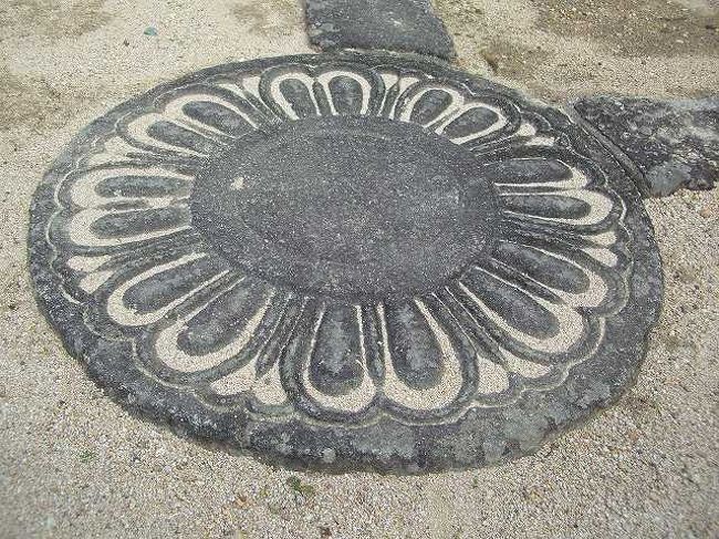 何のマーク？<br /><br /><br />ふと下を見下ろすと、地面にはこのような物も埋め込まれていました。<br />何のマークかは分かりません。