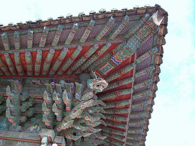 大雄殿の屋根<br /><br /><br />大雄殿の屋根です。<br />デザインまではよく分かりませんが、色合いがそれぞれの建物で違うような気がします。