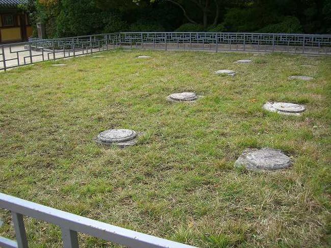 柱の後<br /><br /><br />柱の後でしょうか？<br />ちょっと近づいては見ることができませんでした。