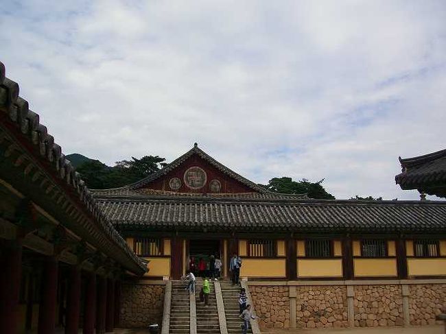 境内から外へ<br /><br /><br />またさらに順路を進むと階段を下りて仏国寺（ブルククサ／Bulguksa）本堂の境内から外に出ます。<br /><br /><br />■Photolibrary<br />http://www.photolibrary.jp/img61/69_189012.html