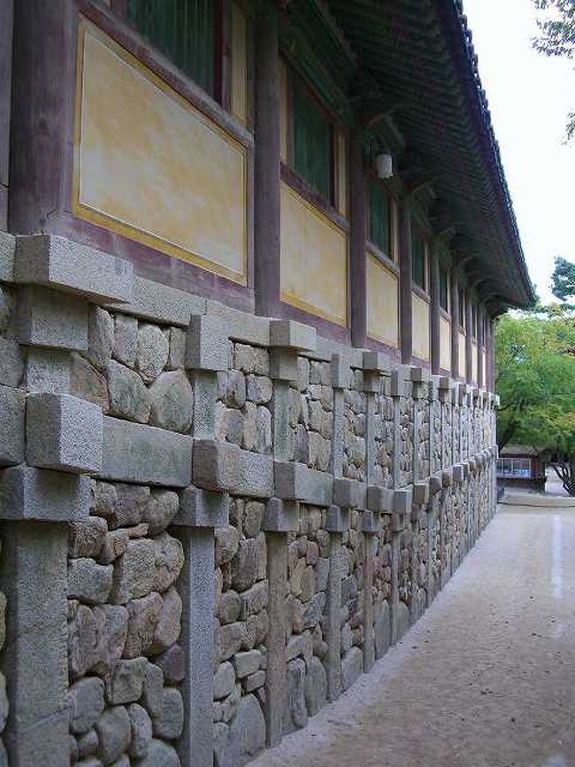 建築技術<br /><br /><br />石垣の足場（台座）に外壁が乗っています。<br />大昔の物なのに建築技術はすごいですね。<br /><br /><br />■Photolibrary<br />http://www.photolibrary.jp/img61/69_189019.html