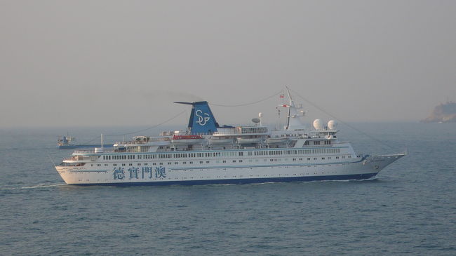 香港湾に入ってきますと、あちこちに近海ショートクルーズの客船やフェリーが、行き来しています。