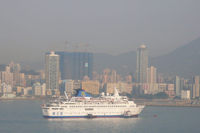 香港湾に停泊中のショートクルーズ船。<br />１６０００トンあります。