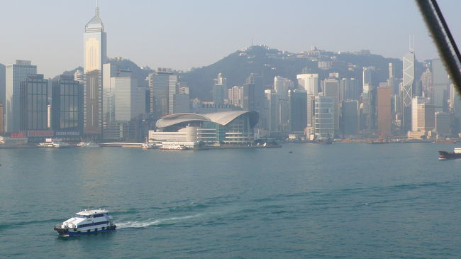 この中央の建物、香港返還時のコンベンションセンターを見て、やっと場所が分かってきました。