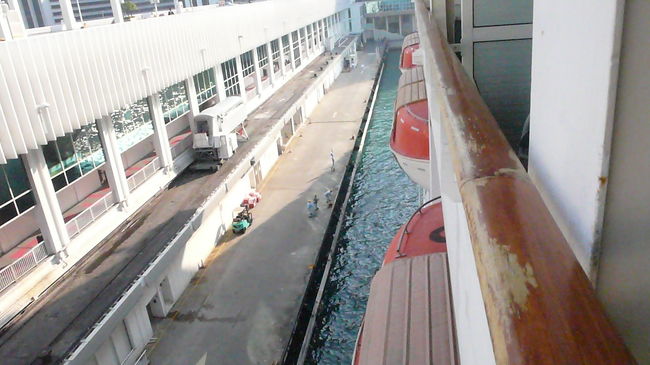 間もなく接岸です。<br />思い出しました、数年前に大阪港から乗船したクイーンエリザベス２世号が、この桟橋で２日間停泊したのを。