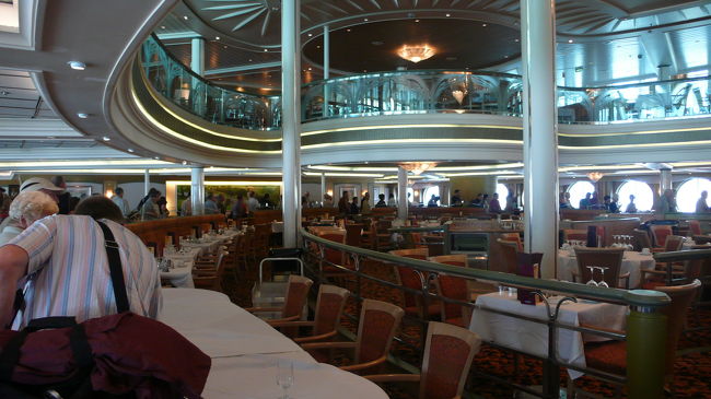 船内のレストランに設けられた入国検査場で、入国審査を受け出口へ向かいます。