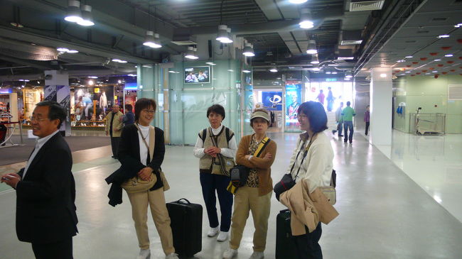 下船をして、ショッピングセンターの近くで、全員が揃うのを待っています。<br />大阪のバイタリティ溢れる４人組も少しお疲れの様子。