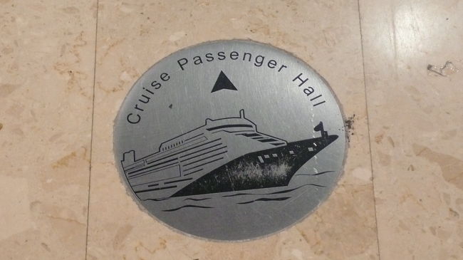 下船口近くのフロアー通路には、埋め込みの案内表示。