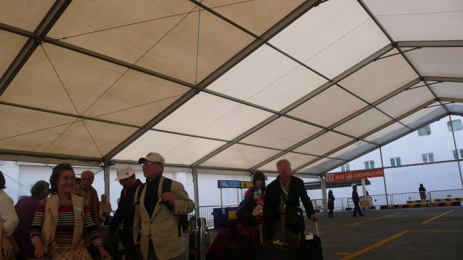 荷物受け取り所には、私達のグループの荷物以外は、ほとんど残っていませんでした。<br />私達が１番遅かったということです。