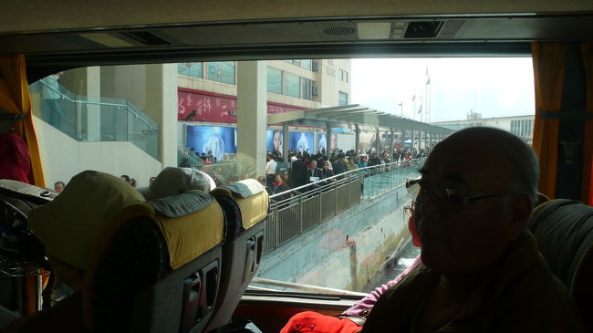 次のクルーズに乗船する方達が、並んで待っているのが、車中から見えました。