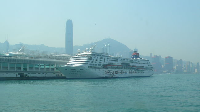 ラプソディ号が着岸した桟橋の反対側に停泊しているショートクルーズのスターアクエリアス号を車中から。