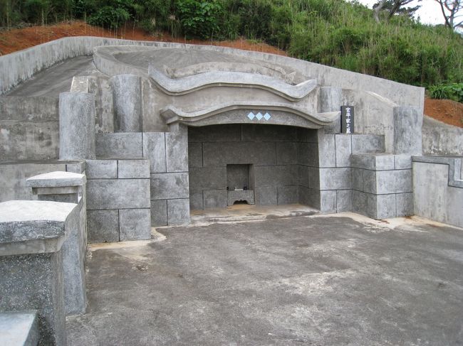沖縄の立派なお墓、お墓にはお金をかけるらしく500万ほどするそうです。