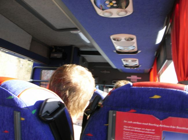 バスで街まで行きます。９９ＳＥＫ。電車より安いです。前に座っているおじさんも親切でした。