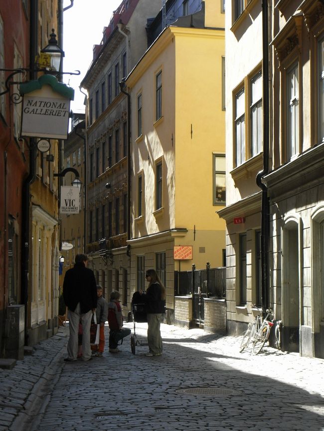 彼らはここにあるバイオリン教室に来たようです。