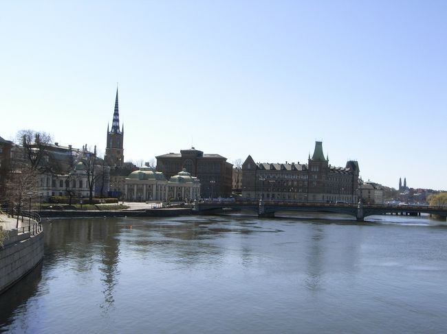 歩いて駅方面へ行きました。店がいっぱいあってかなり賑わっていました。<br />２０分くらいでセルゲル広場に着きました。