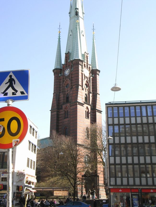 ショッピングセンターの建物群からちらちら教会が見えます。