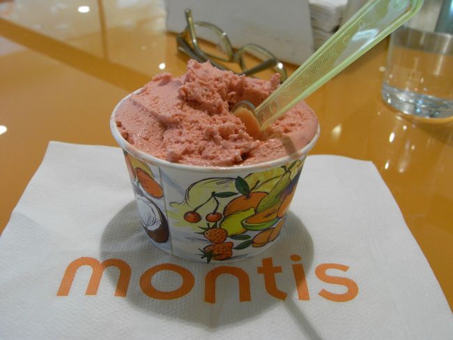 ガレリアン内のカフェ。アイスが評判のようで、昼過ぎにはものすごく行列ができていました。<br />気になったので次の日お昼を食べるついでにアイスも食べました。おいしかった。