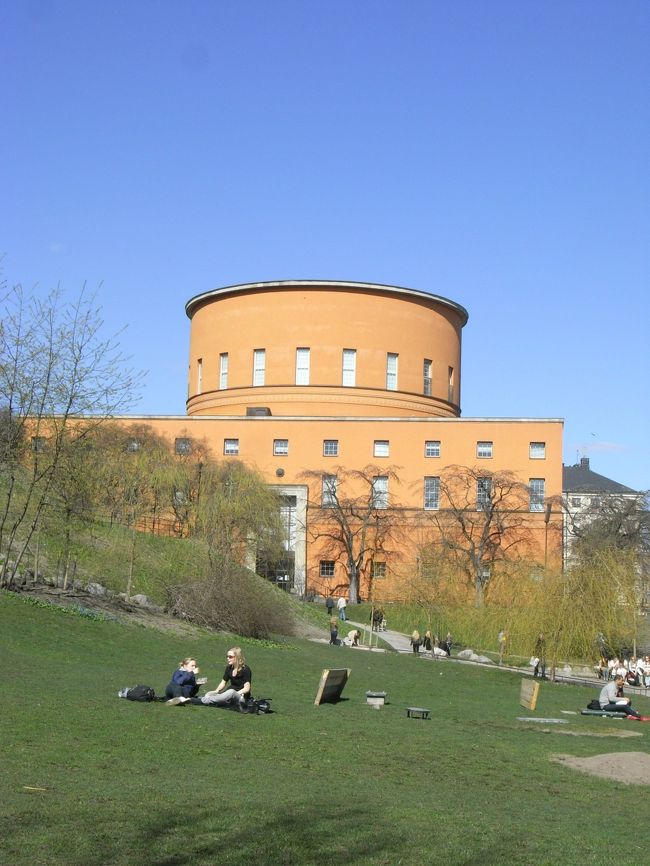 アスプルンドが設計したという、ストックホルムにある図書館に。<br /><br />