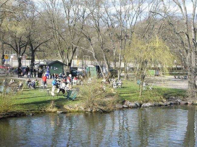 突如移動式のカフェが現れ、みんな思い思いに過ごしていました。のんびり。<br />私もコーヒーでも飲もうかと思いましたが、少し寒くなってきたのでやめました。