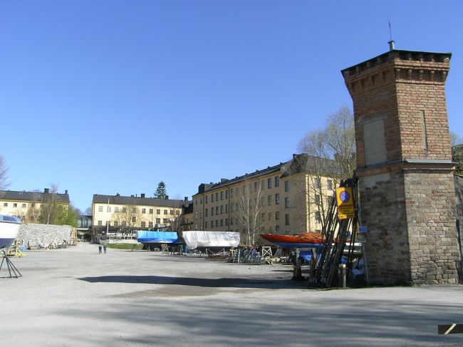 元監獄を利用したロングホルメン（Langholmen）　ユースホステルに泊まりました。<br /><br />ユース自体もとてもキレイだし、駅から遠いけど公園もあって、環境もすごく良かったです。<br />客層も、バックパッカーや若者は少なく、高齢そうな夫婦や親子連れが多かったです。おばあさんに共同シャワーでよく会いました。<br />なので静かでした。<br /><br /><br />ぜひまた泊まってみたいです。