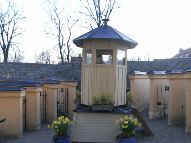 カフェになっていました。一つ一つ仕切られた中には、実はイスとテーブルがあります。