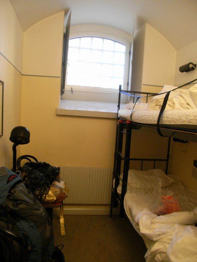 泊まった部屋。<br />一応ドミです。<br />でもツイン。ロッカーも大きくて良かった。<br />しかもほぼ一人でした。
