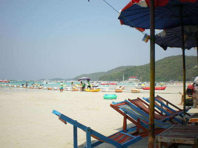 チェアーから１５メートル程あった海水も引き潮になり、中国の人が三角ベースをしてました。