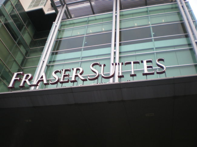 フレーザースイートの看板。地図の目印は、ルンビニ方面から来て歩道橋をくぐり左側です。