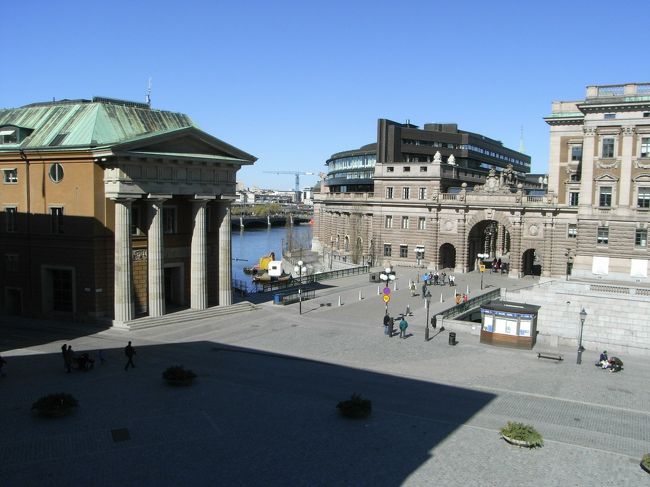 ここの通りもお昼ころには人がいっぱいでした。<br />ここをまっずぐ行くとセルゲル広場に着きます。