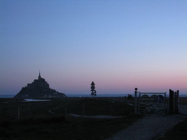 ６：４０ごろホテルを出て、約５分くらいで、対岸とモンサンミッシェルをつなぐ道まできました。<br />まだ、うすぐらい。